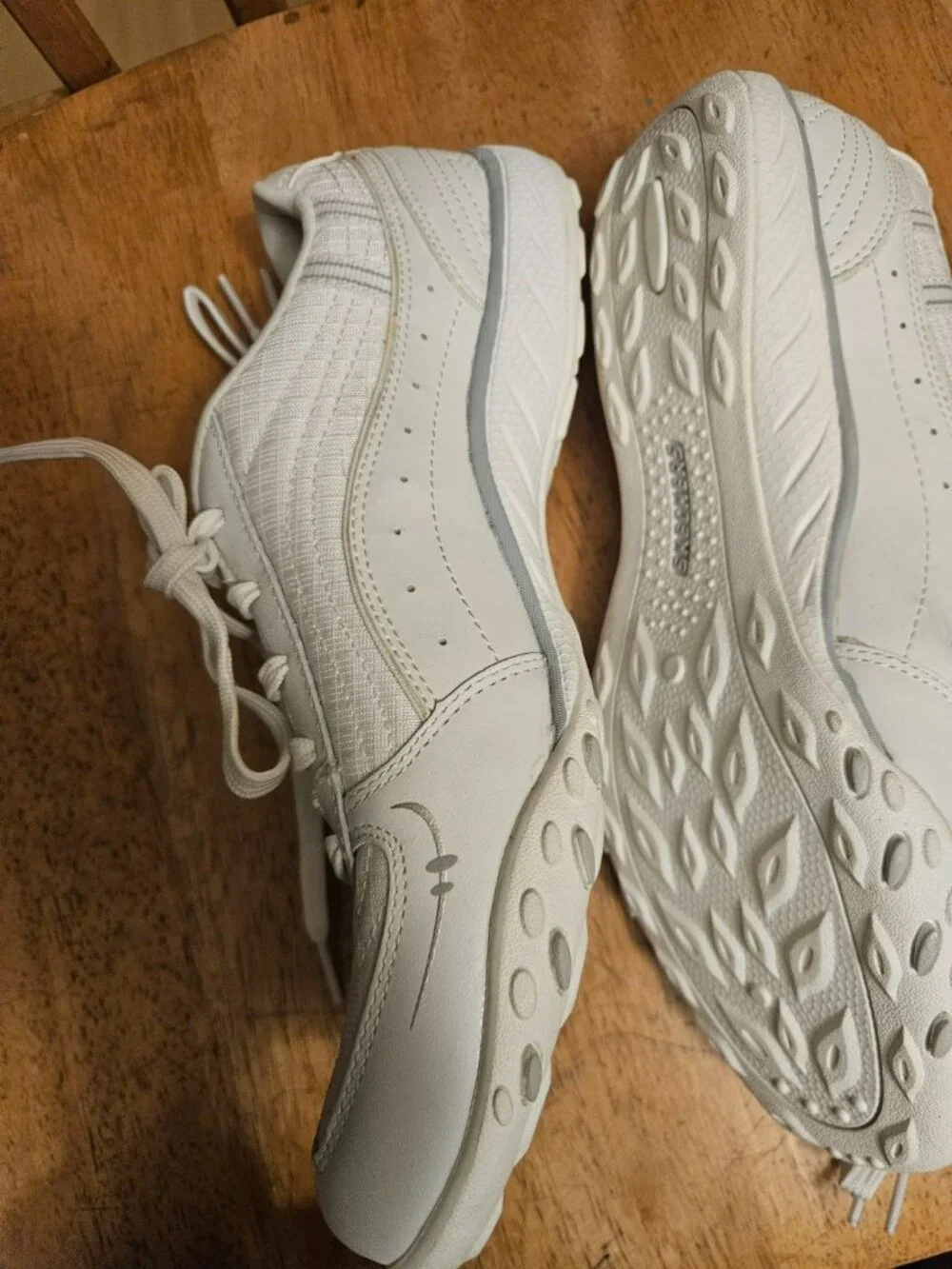 Skechers Relaxed Fit Leather Memory Foam Walking Shoes Womens Size 9 White Gray